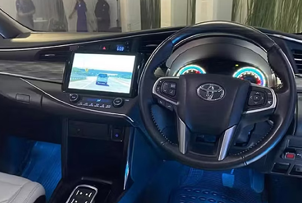 Toyota-Crysta_Img_5_596X400